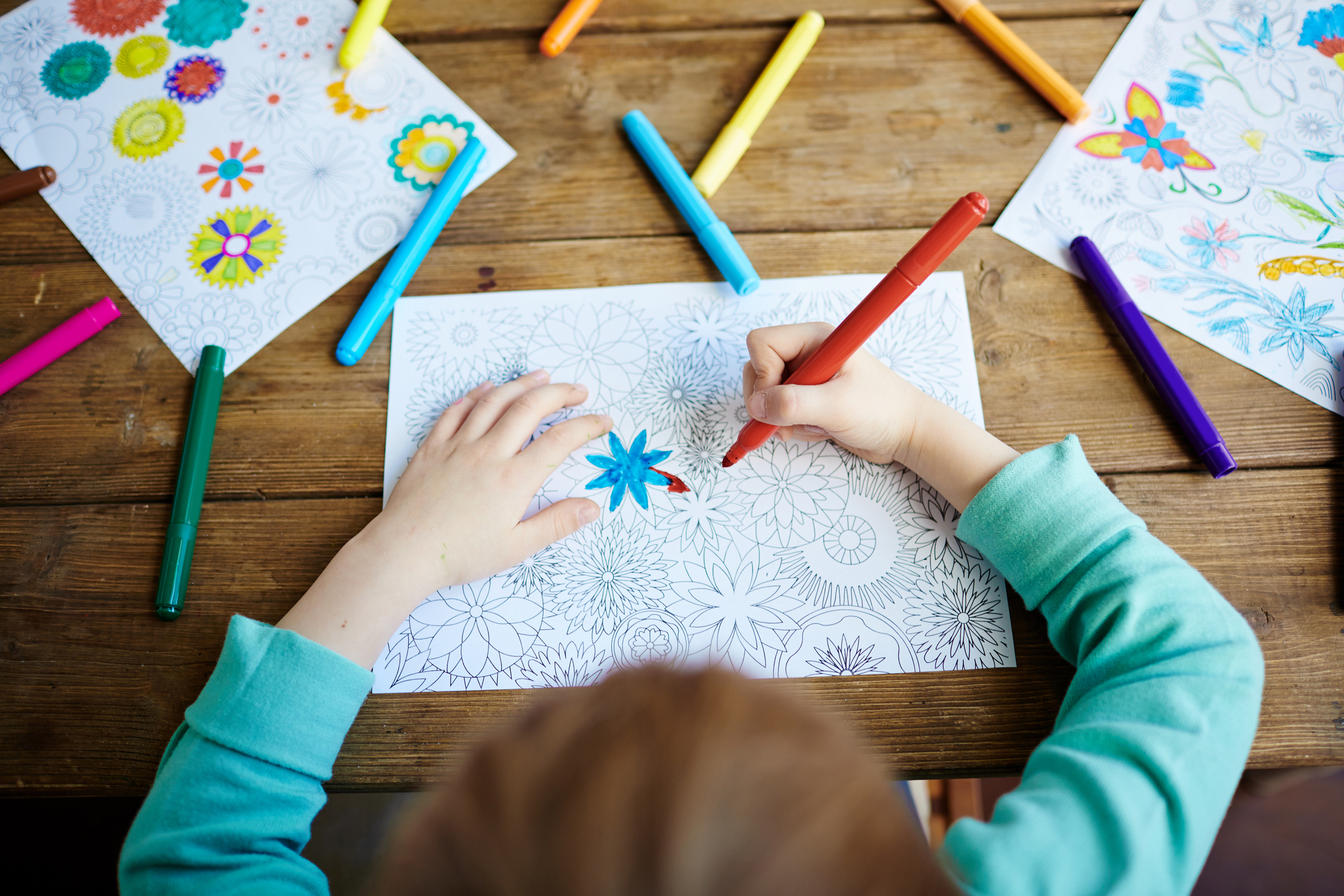 Concentrati sulle mani sulla carta. i bambini usano i pennelli per dipingere  acquerelli su carta per creare la loro immaginazione e migliorare le loro  capacità di apprendimento.